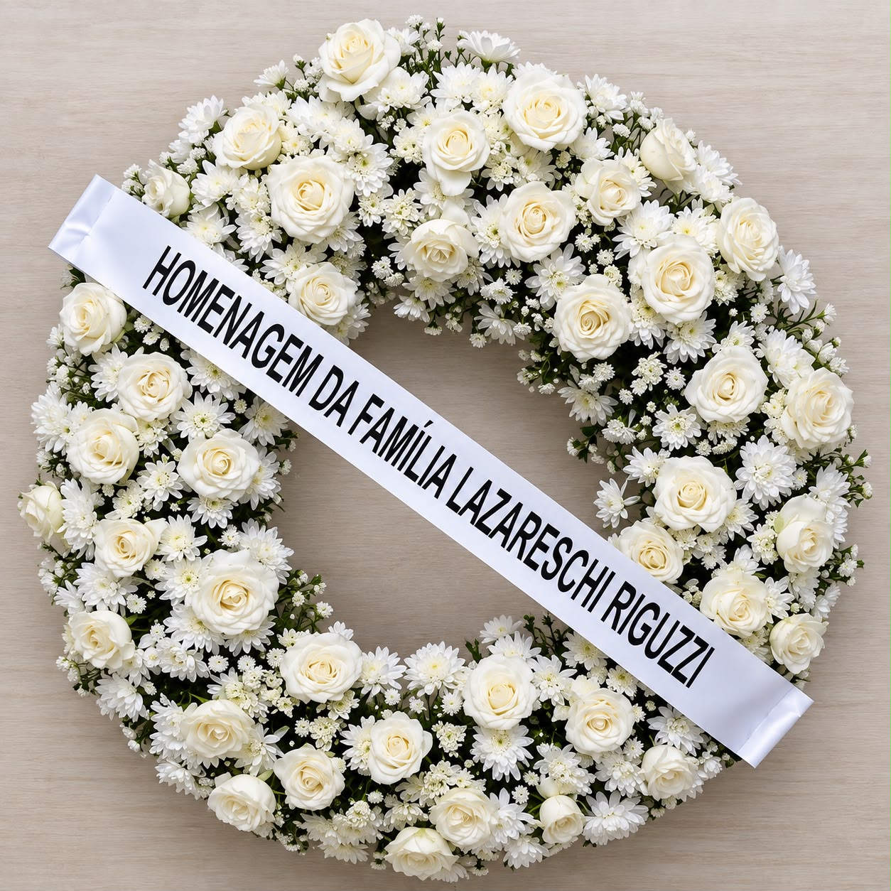 Coroa de flores brancas para homenagem