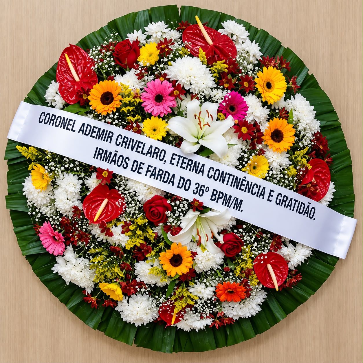 Coroa de flores colorida para homenagem